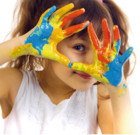 immagine di una bambina che mostra le mani imbrattate datanti colori