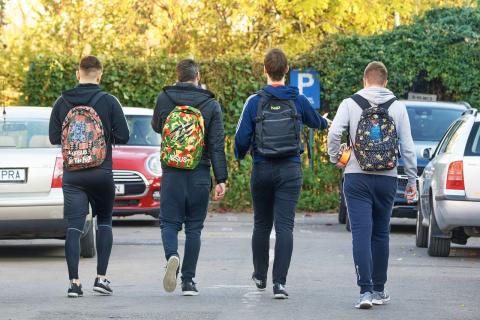 ragazzi di spalle