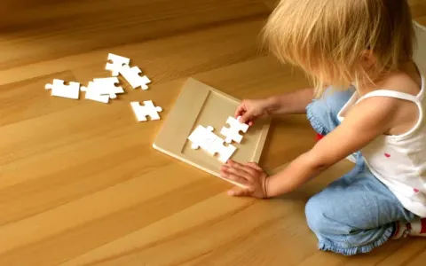 bambina che fa un puzzle