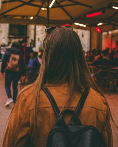 Adolescente di spalle