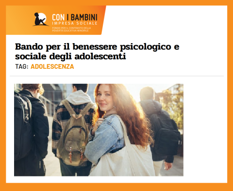 particolare della pagina del sito di Con I bambini con una ragazza sorridente in primo iano e due ragazzi di spalle