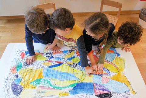 quattro bambini che giocano durante un'attività del progetto Crescere insieme