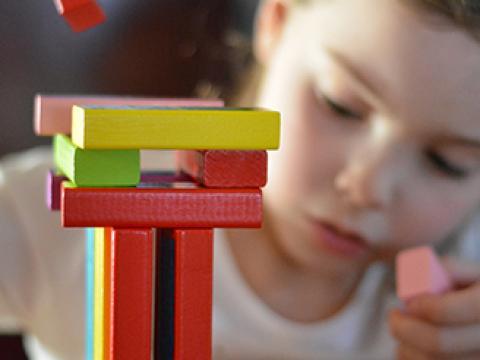 bambino che gioca con le costruzioni
