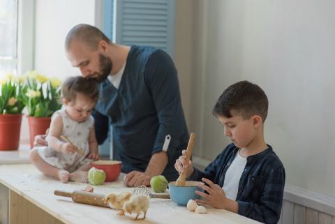 immagine di una famiglia composta da padre e un figlio e una figlia di minore età