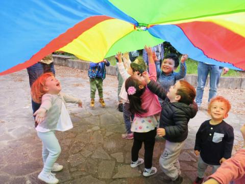 gruppo di bambini di età compresa fra zero e sei anni