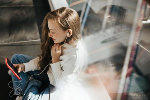 foto di ragazza con smartphone e auricolari per presentare l'Indagine sugli Stili di vita