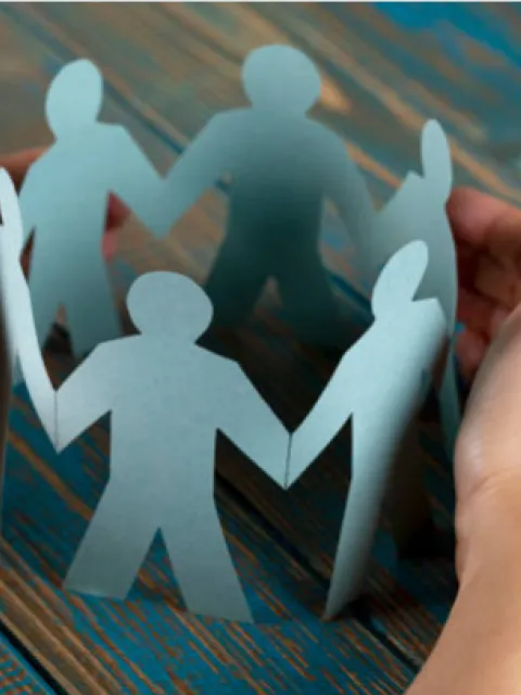 mani che proteggono sagome di un gruppo