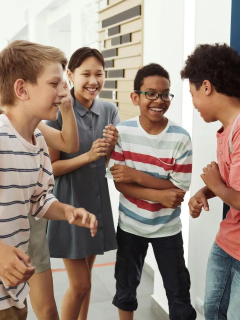 gruppo di bambine e bambini