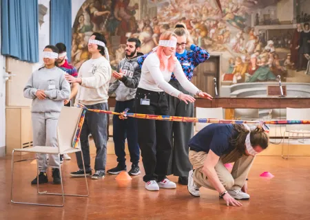 gruppo di giovani bendati