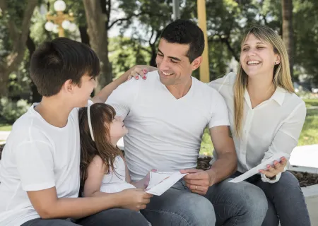 due genitori con una bambina e un bambino