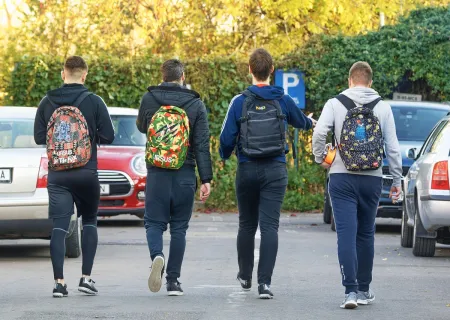 ragazzi di spalle