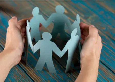 mani che proteggono sagome di un gruppo