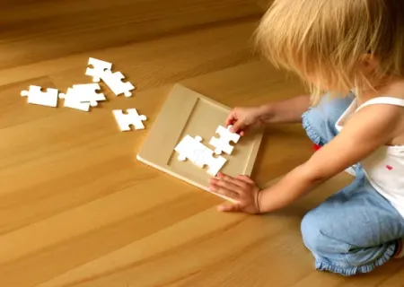 bambina che fa un puzzle