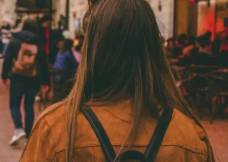 Adolescente di spalle