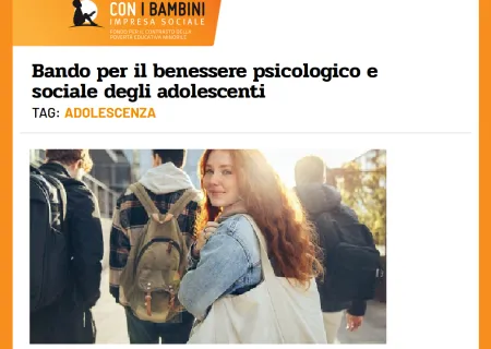 particolare della pagina del sito di Con I bambini con una ragazza sorridente in primo iano e due ragazzi di spalle