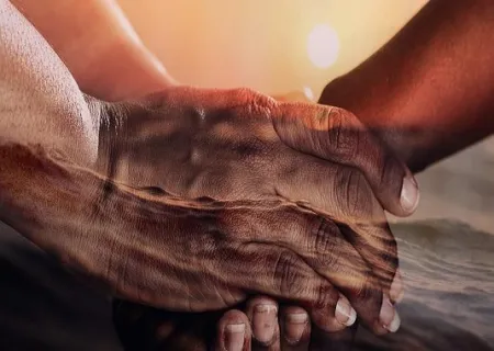 immagine con due mani che si stringono e integrano, a simboleggiare solidarietà e sostegno