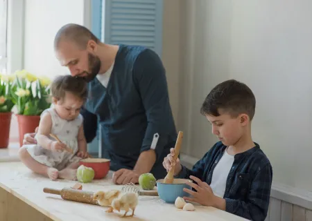 immagine di una famiglia composta da padre e un figlio e una figlia di minore età