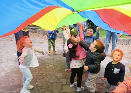 gruppo di bambini di età compresa fra zero e sei anni